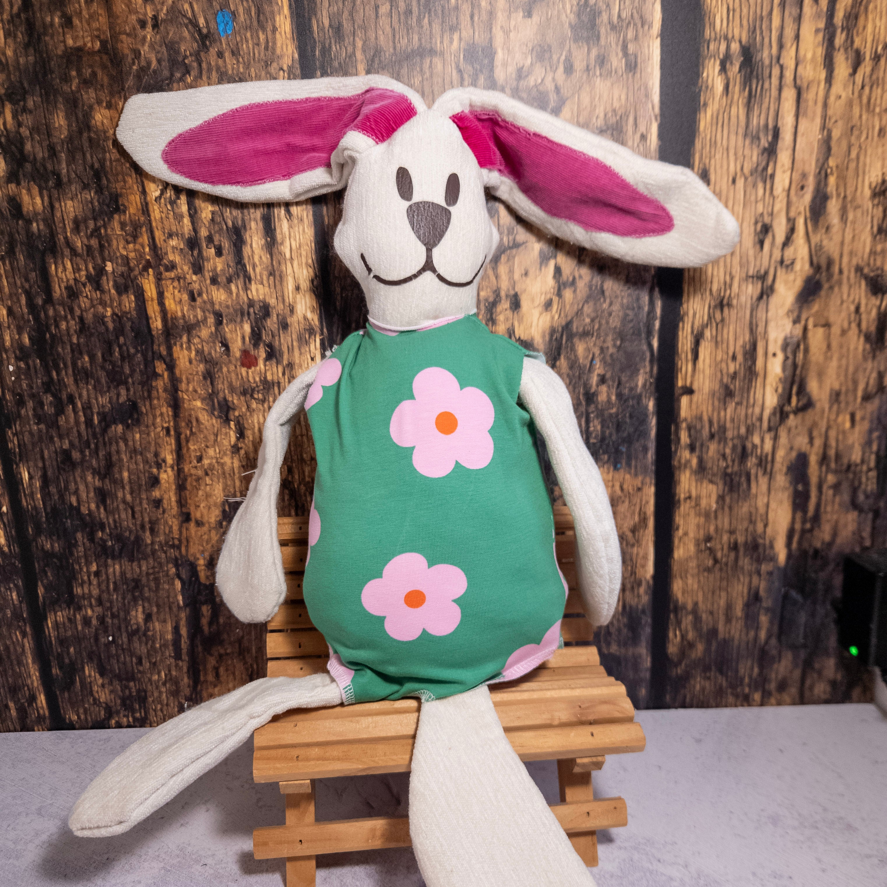 bunter bunny body - pinke Blumen auf grün